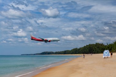 Phuket - Tayland; Kasım 04, 2018: Rossiya, Mai Khao plajı yakınlarındaki Phuket uluslararası havaalanına inen Rus havayolu şirketidir.