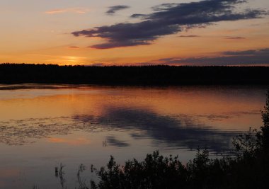 Volga Nehri üzerinde gün batımı. Yaroslavl bölgesi. Rusya.