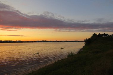 Volga Nehri üzerinde gün batımı. Yaroslavl bölgesi. Rusya.