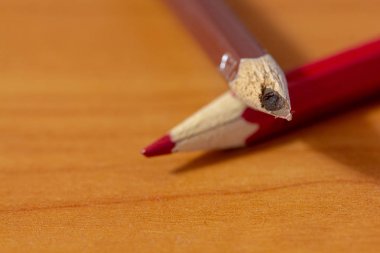 kırık kurşun ile renkli kalem