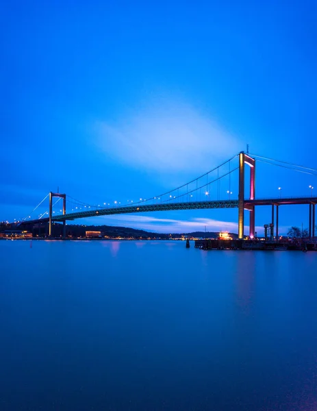 スウェーデンの西海岸の Hisingen の工業地域にヨーテボリを接続する主要な土地にある吊橋 青の時間の間に橋は人工光を持つ追加の変身を取得します — ストック写真