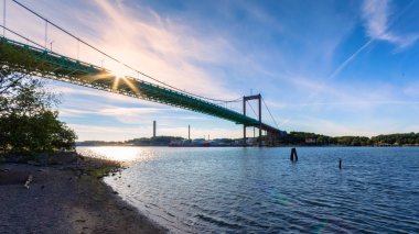 Sanayi Bölgesi Hisingen west coast İsveç'in Gothenburg bağlanma ana topraklara, asma köprü. Yaz aylarında güneş sonraki santral için ayarlar