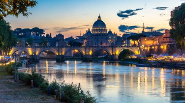 Saint peters Bazilikası'nın Tiber Nehri Roma yansıtan güzel gökyüzü altında