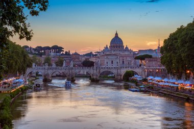 Saint peters Bazilikası erken mavi saat sırasında güzel gökyüzü altında