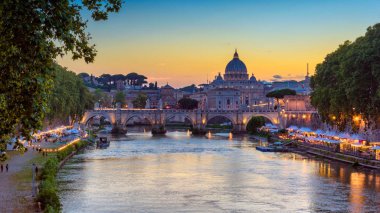 Saint peters Bazilikası ponte umberto görülen Tiber Nehri Roma'da yansıtan güzel gökyüzü altında ben köprü