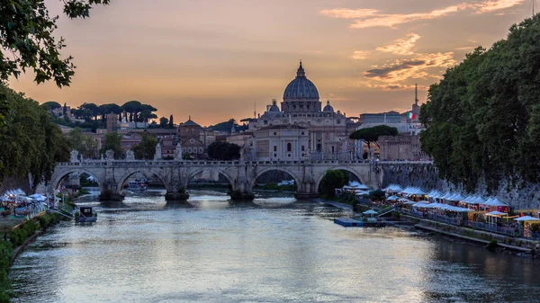 Saint peters Bazilikası'nın güzel gökyüzü altında.