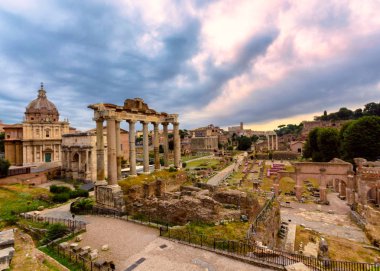 Renkli mavi bulutlar ile sabah erken sırasında yakalanan tarihi Roma Forumu
