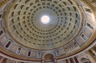 Nerede güneş yoluyla göz atıyor dan Panteon Roma İtalya çatıdaki deliği