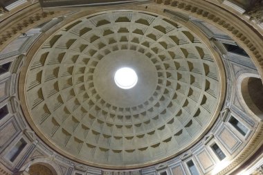 Nerede güneş yoluyla göz atıyor dan Panteon Roma İtalya çatıdaki deliği