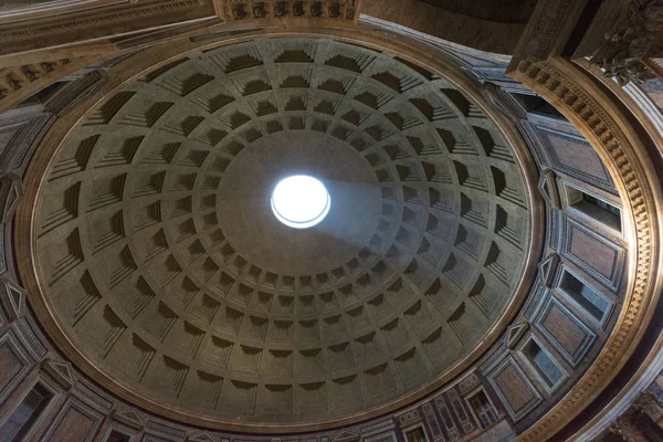 Buco Nel Tetto Del Pantheon Roma Italia Dove Sole Sbircia — Foto Stock