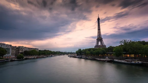Eiffeltornet Med Färgglada Rosa Himmel Solnedgången — Stockfoto