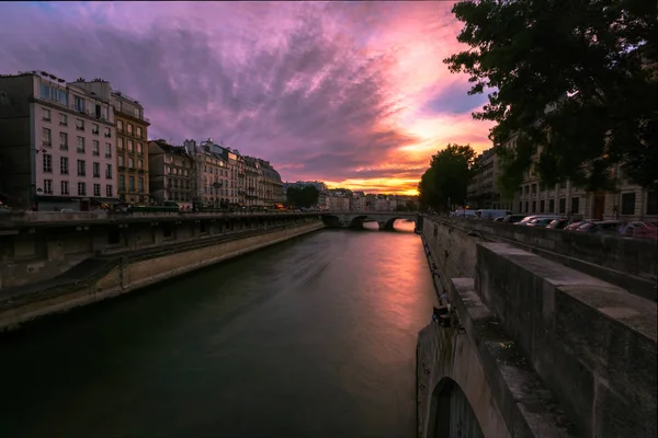 Vacker Rosa Magenta Solnedgång Paris Frankrike Med Inställningen Solen Skapar — Stockfoto