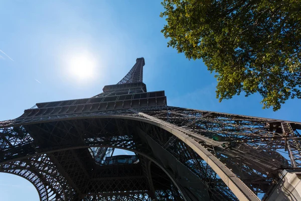 Wieża Eiffla Oprawione Drzew Słoneczny Letni Dzień Paryż Francja — Zdjęcie stockowe