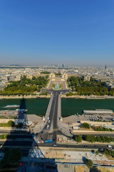 Sombra Torre Eiffel Que Extiende Sobre Ciudad —  Fotos de Stock