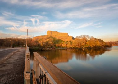 Bir nehir Harabeleri ar kungalv Göteborg İsveç'te Bohus fort yansıyan