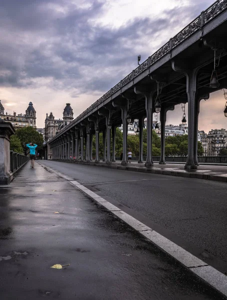 Joven turista caminando por Pont de bir hakeim metro bridge paris f —  Fotos de Stock