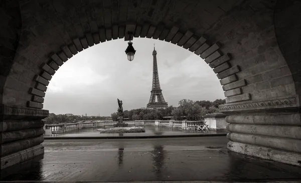 Czarno Biały Skład Wieża Eiffla Mostu Tworzących Ramy Paryż Francja — Zdjęcie stockowe