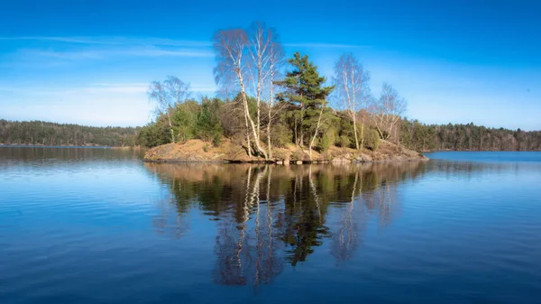 Een Klein Eiland Dat Wordt Weerspiegeld Een Lokale Meer Zweden — Stockfoto