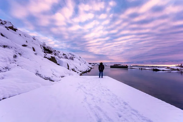 Dorosły Mężczyzna Stojący Pobliżu Skraju Śniegiem Pokryte Wybrzeże Świadkami Zachód — Zdjęcie stockowe