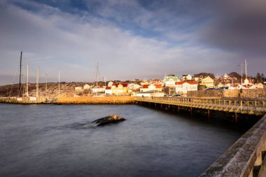 Saltholmen Göteborg İsveç akşam günbatımında sırasında batırılır Altın ışık evleri