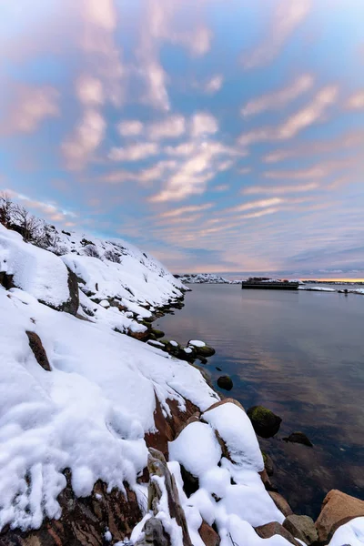 Pôr-do-sol rosa sobre a ilha rochosa na costa oeste de Gotemburgo, Suécia — Fotografia de Stock