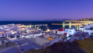 Mavi saat boyunca deniz kıyısındaki güzel beyaz binaların manzarası.