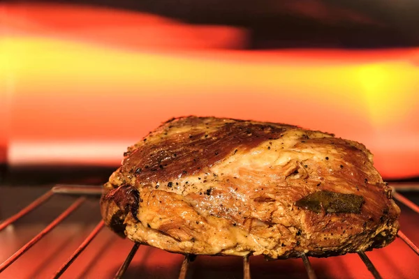 Pedaço Carne Assada Uma Grelha Flashes Vermelhos — Fotografia de Stock