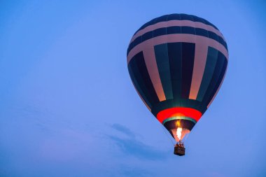 Renk balon akşam gökyüzünde. Gün batımı. Yakın çekim. Kopya alanı.