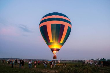 Lutsk. Bandershtat. 08.04.2018. birçok kişi Festivali. Akşam gökyüzünde balon.