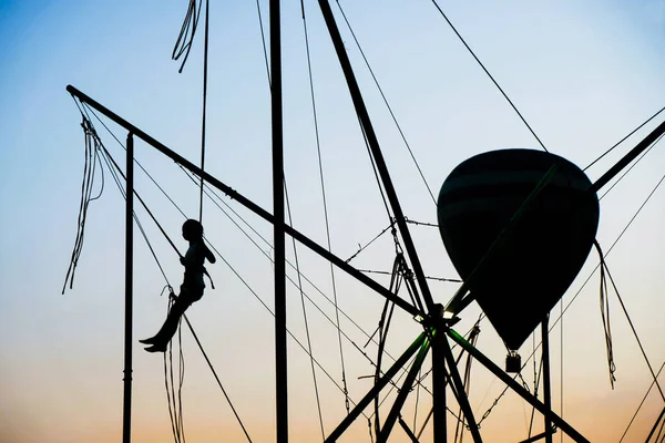 Silueta Una Chica Bungee Globo Sobre Fondo Puesta Sol —  Fotos de Stock