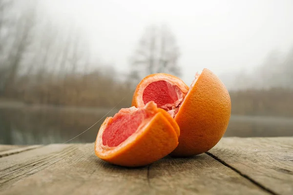 Toranja Fatiada Uma Tábua Madeira Perto Água Manhã Enevoada Fechar — Fotografia de Stock