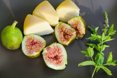 Peynir ve incir bir nane seramik yüzeyi ile yaz akşamları Dilimleme.