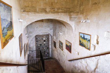 Saint Remy De Provence, Fransa. Şubat 08.2019. Van Gogh Müzesi Manastırı Saint Paul de Mausole, psikiyatri Merkezi'nde manastır duvarlarında resimler.