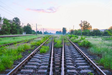 İki demiryolu farklı yönlere doğru farklı laşıyor. Ukrayna'da demiryolu üzerinde Dawn.