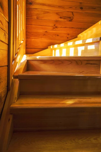 Yaz evinde kül ahşap merdiven bir parçası. Doğal malzemeler. Pencerede ahşap çit merdivenlerde güneş gölgeler.