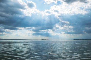 Yağmurun başında göldeki bulutlar. Doğal fenomen. Ukrayna 'da Svityaz Gölü.