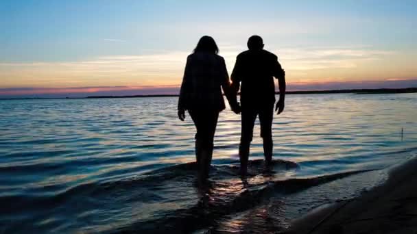 Romantický Pár Pozadí Západu Slunce Jezeře Ukrajinská Povaha Svityazovo Jezero — Stock video