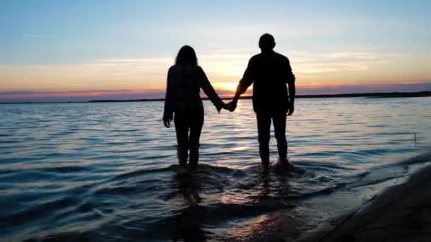 Romantisches Paar Vor Dem Hintergrund Des Sonnenuntergangs See Ukrainischer Natur — Stockvideo