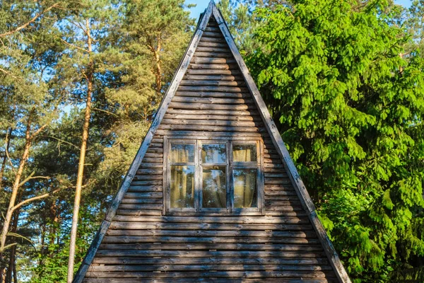Hölzerne Dreieckige Dach Mit Einem Großen Fenster Der Hütte Wald — Stockfoto