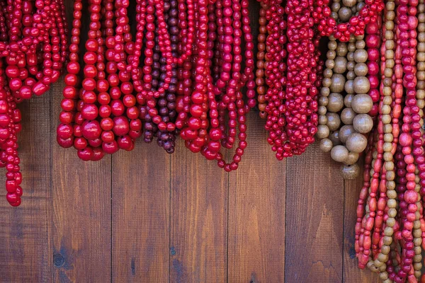 Artesanía Popular Cárpatos Collar Rojo Sobre Una Superficie Madera Copiar —  Fotos de Stock