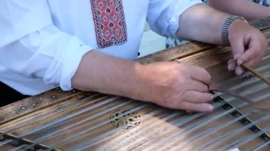 Yaremche şehri. Karpatlar. Ukrayna. 15 Haziran 2019. Halk kıyafetleri içinde bir adam Ukrayna halk müziği enstrümanında çalıyor..