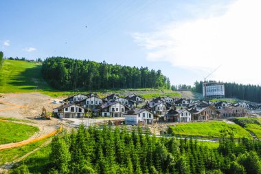  Bukovel. Karpatlar. Ukrayna. 15 Haziran 2019. Yaz aylarında dağda Bukovel bir turizm köyü inşaatı.