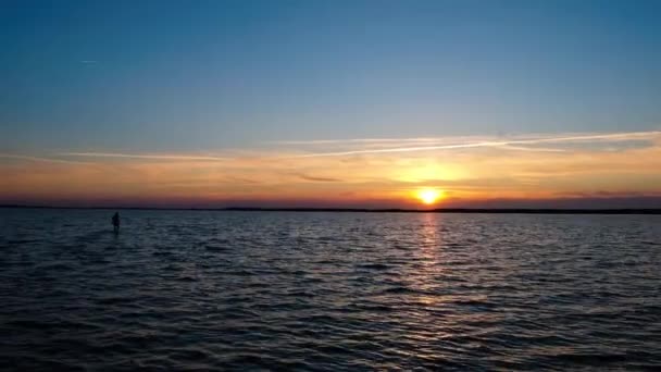 Silhouette Des Menschen Wasser Das Zum Sonnenuntergang Geht Sonnenuntergang See — Stockvideo