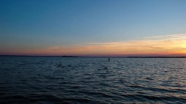 Silhouette Man Water Goes Sunset Sunset Lake Summer Lake Svityaz — Stock Video