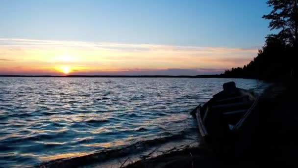 Gölde Gün Batımı Dalgalar Eski Ahşap Tekneye Yuvarlanıyor Svityaz Gölü — Stok video