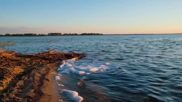 Písku Pobřeží Roztrysknou Pěnové Vlny Létě Jezeře Nachází Západ Slunce — Stock video
