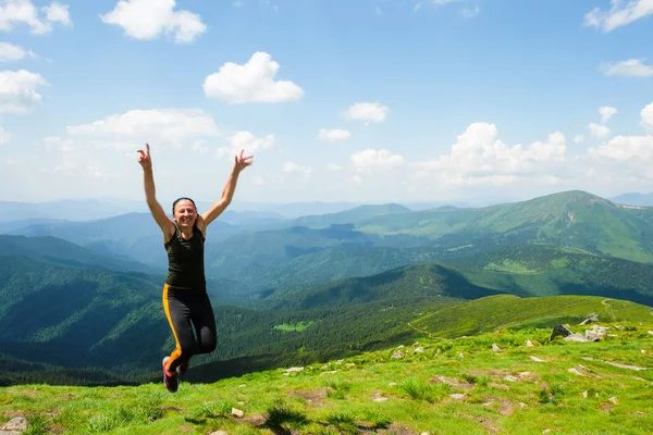 Een Gelukkige Jarige Vrouw Springt Top Van Hoogste Berg Karpaten — Stockfoto