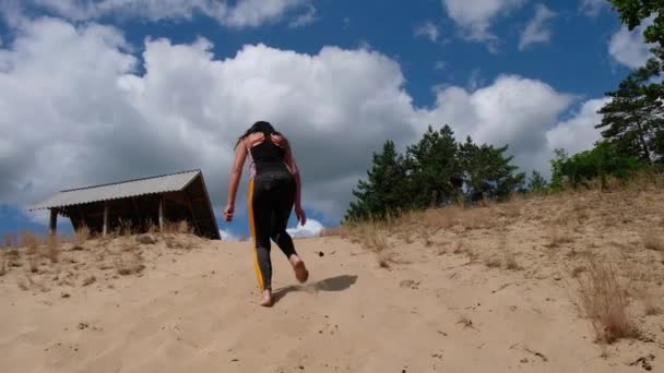 Starke Barfüßige Frau Klettert Auf Eine Sanddüne Aktive Sporterholung Mit — Stockvideo