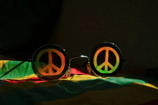 Occhiali Sole Vintage Con Simbolo Movimento Pacifista Una Superficie Colorata — Foto Stock