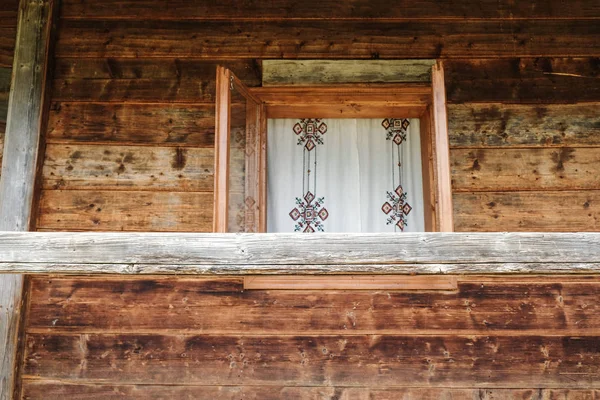 Geöffnetes Fenster Mit Bestickten Vorhängen Einer Volkstümlichen Holzwohnung Den Karpaten — Stockfoto